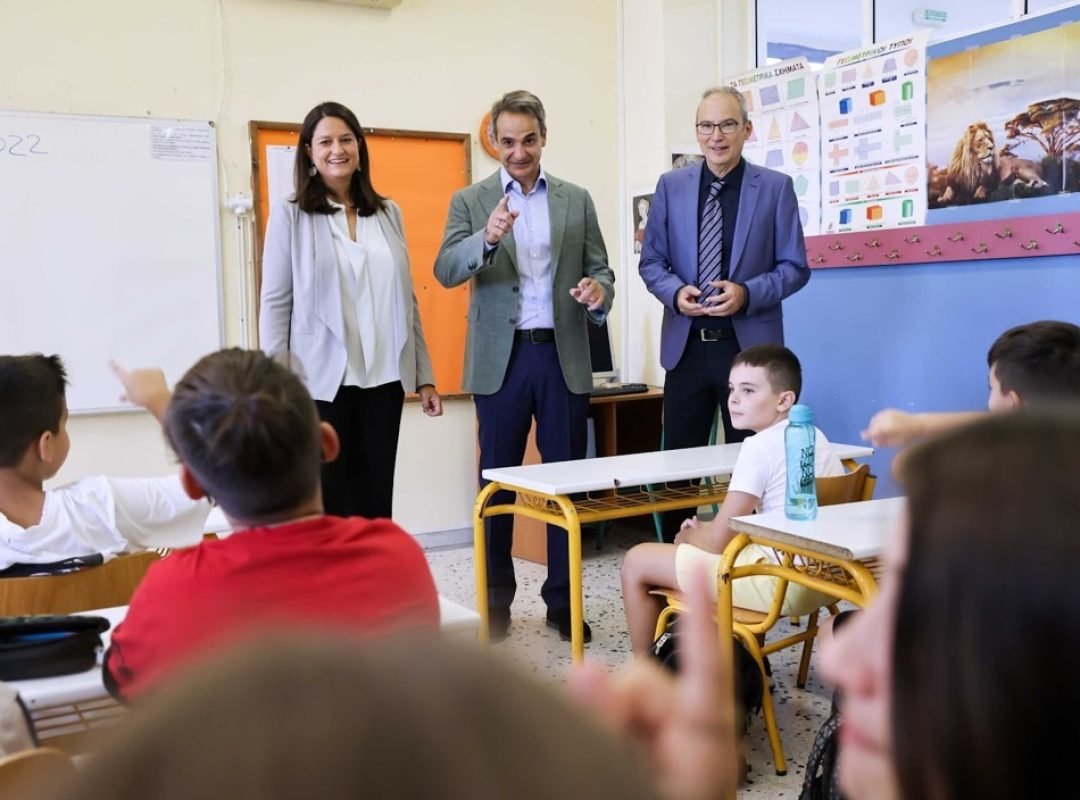 Ο Κυριάκος Μητσοτάκης σε επίσκεψη στα Άνω Λιόσια