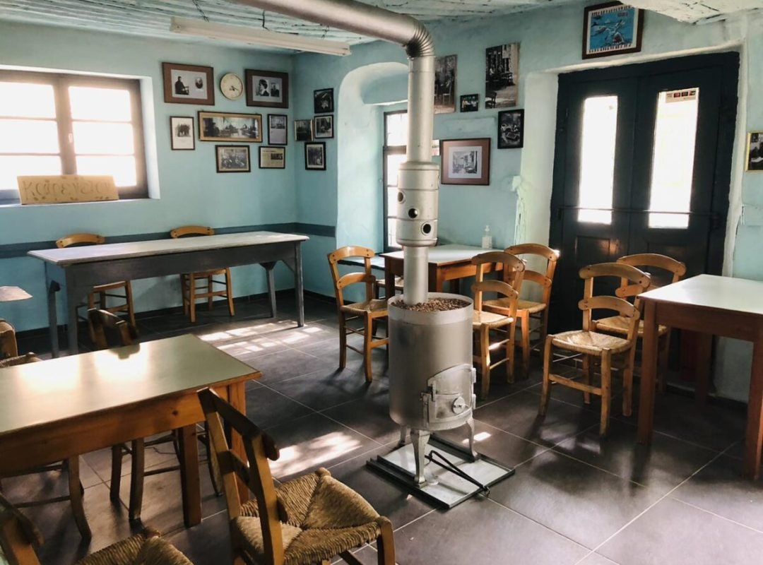 καφενείο σε χωριό της ελληνικής υπαίθρου