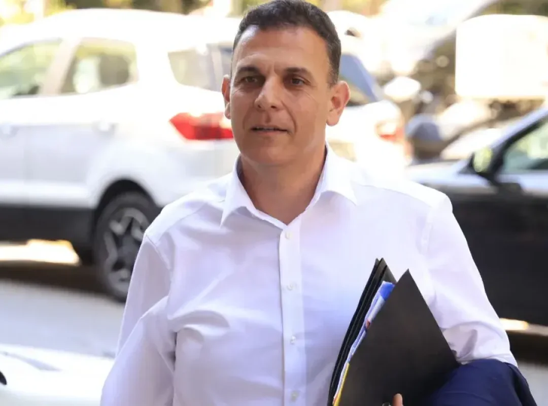 Ο Γιώργος Καραμέρος ανακοινώνει την παραίτησή του από τη βουλευτική έδρα της Ανατολικής Αττικής