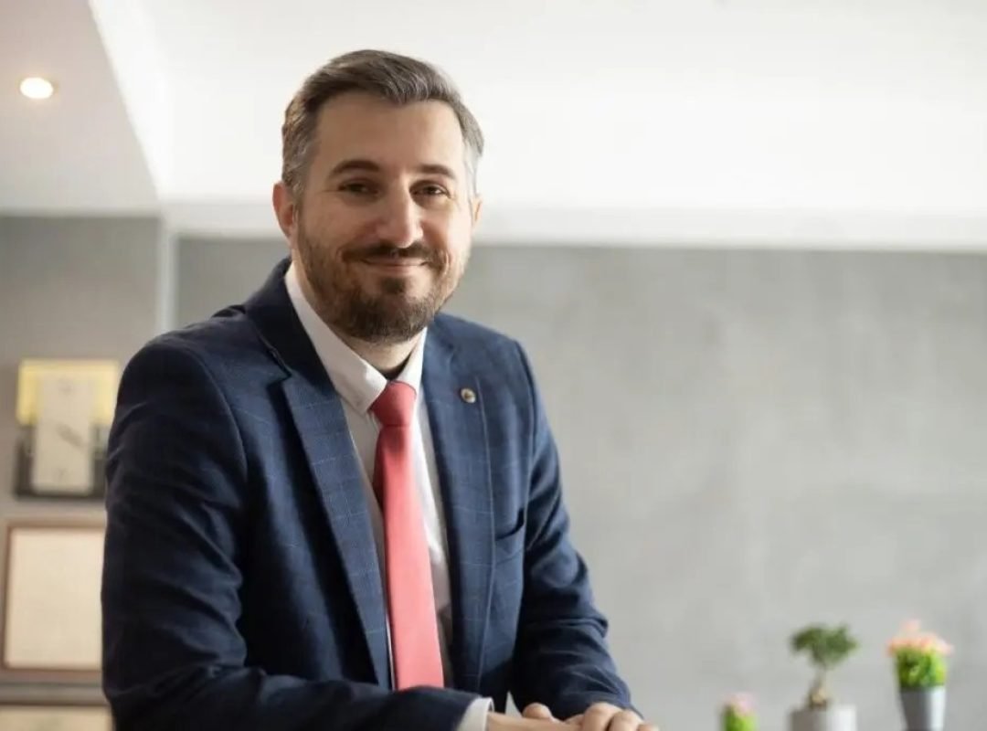 Καραούλης για εφαρμογή Parkout του Δήμου Αθηναίων για εύρεση θέσης στάθμευσης σε πραγματικό χρόνο.