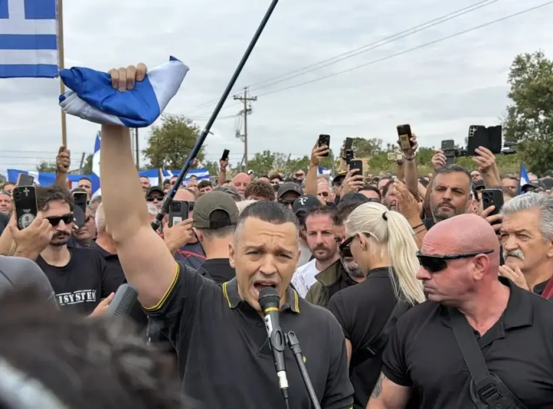 Ηλίας Κασιδιάρης έξω από τις φυλακές Δομοκού μετά την αποφυλάκισή του