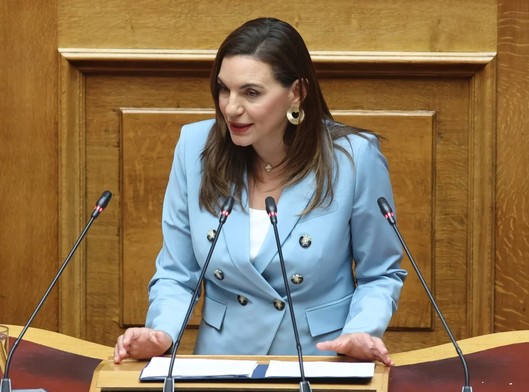 Η υπουργός Τουρισμού Όλγα Κεφαλογιάννη μιλά στη Βουλή κατά τη συζήτηση για τη συνταγματική αναθεώρηση.