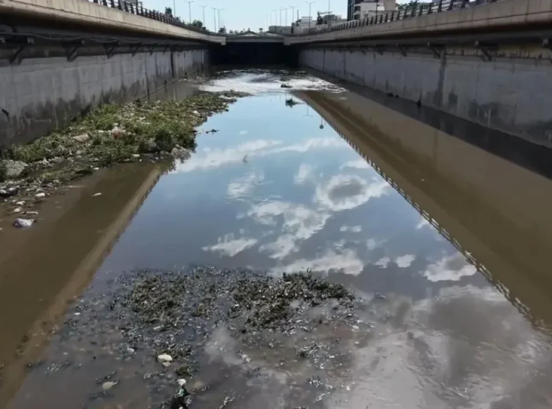 Ρύπανση στον Κηφισό με σκούρο καφέ νερό