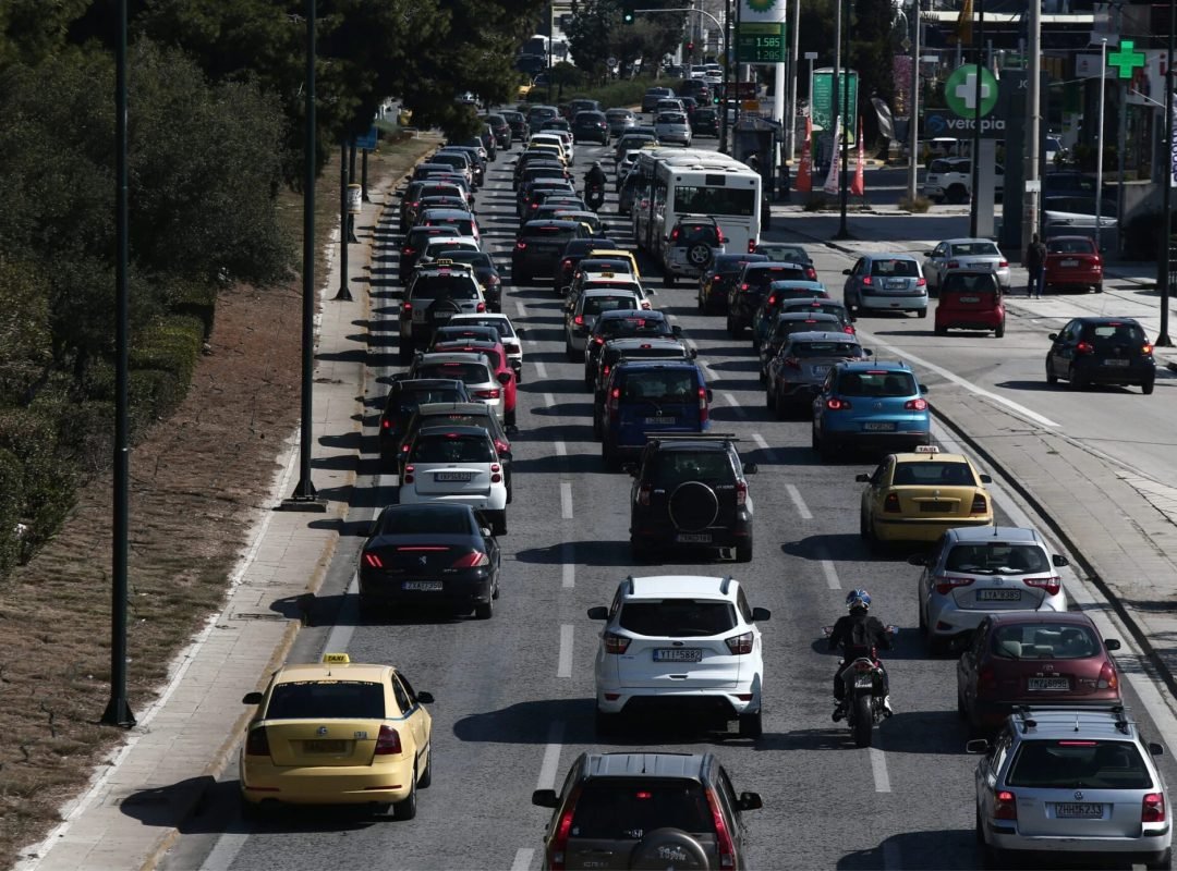 Φωτιά σε αυτοκίνητο στην Αττική Οδό στο ύψος της Λεωφόρου Δημοκρατίας, με καθυστερήσεις προς το Αεροδρόμιο.