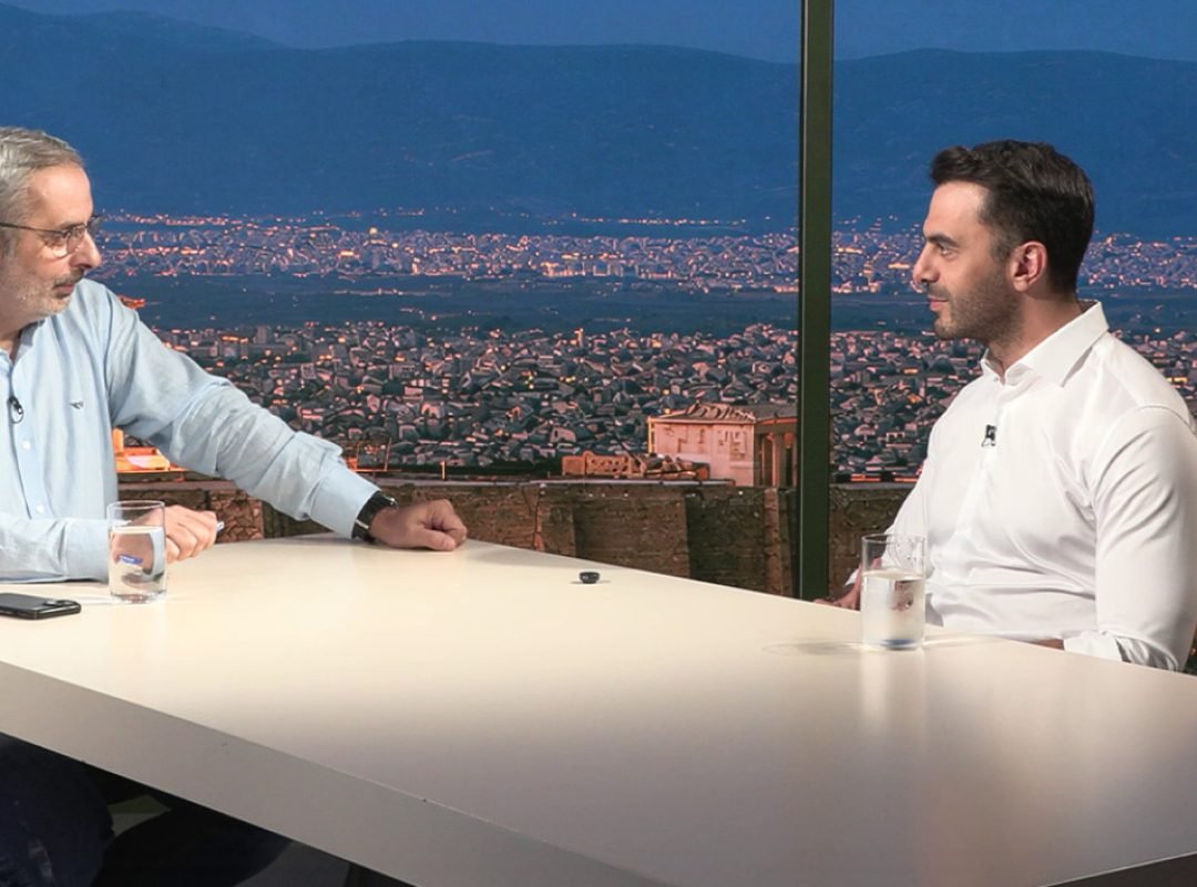 Ο Μανώλης Χριστοδουλάκης κατά τη διάρκεια τηλεοπτικής συνέντευξης στη «Διαχωριστική Γραμμή»