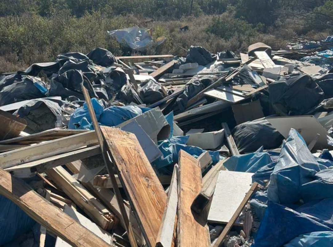 Παράνομη απόρριψη μπαζών και ογκωδών αντικειμένων στους πρόποδες της Πάρνηθας
