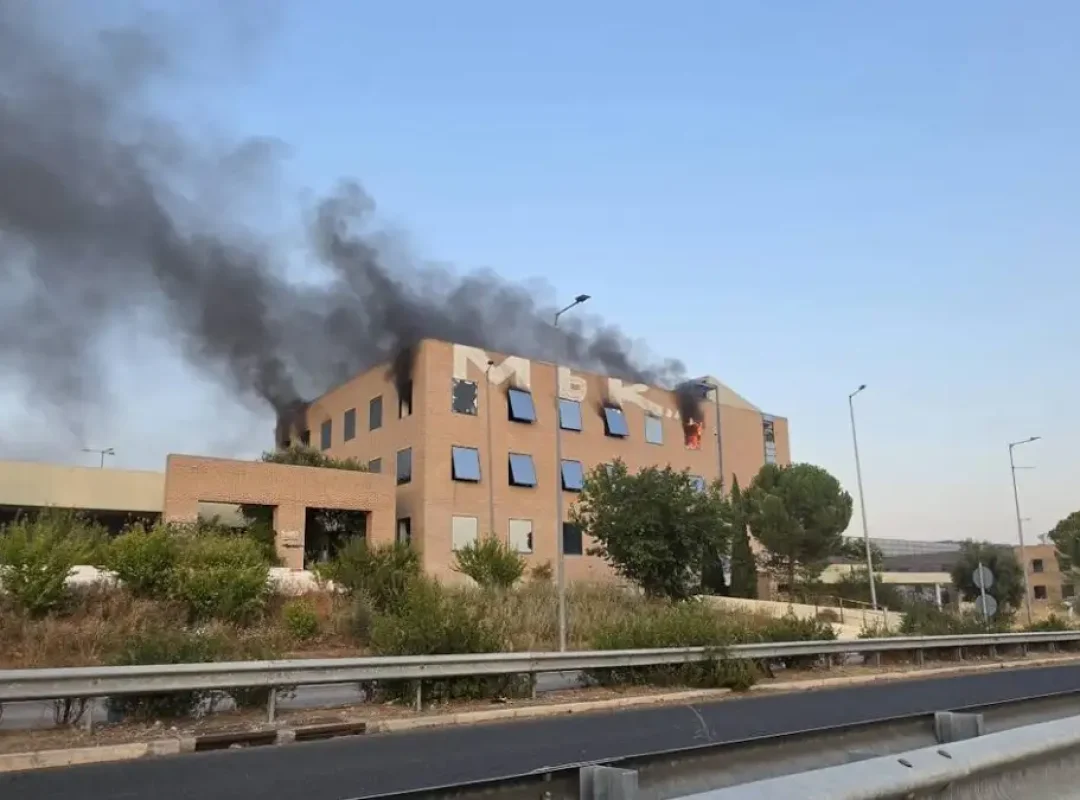 Φωτιά σε εγκαταλελειμμένο κτίριο στο Ολυμπιακό Χωριό επί της λεωφόρου Κύμης