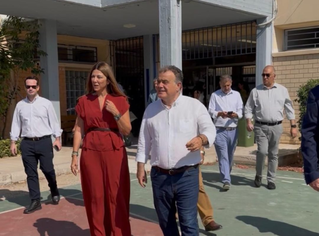 Η Υπουργός Παιδείας Σοφία Ζαχαράκη με τον δήμαρχο Παλλήνης Χρήστο Αηδόνη κατά την επίσκεψη σε έργα εκπαίδευσης και αθλητισμού.