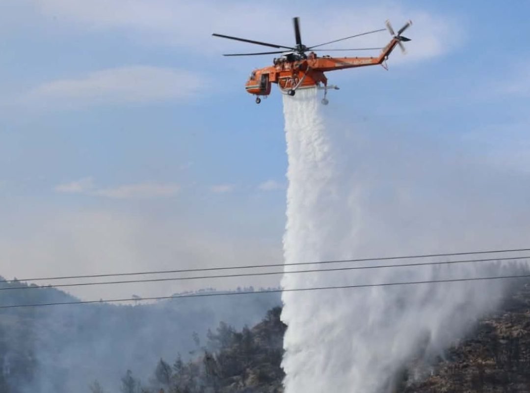 Πυροσβεστικές δυνάμεις επιχειρούν στη φωτιά στον λόφο Μπούρα στα Σπάτα.