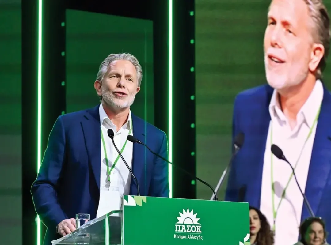 Ο Παύλος Γερουλάνος σε δημόσια τοποθέτηση για το Ταμείο Ανάκαμψης και την οικονομική πολιτική.