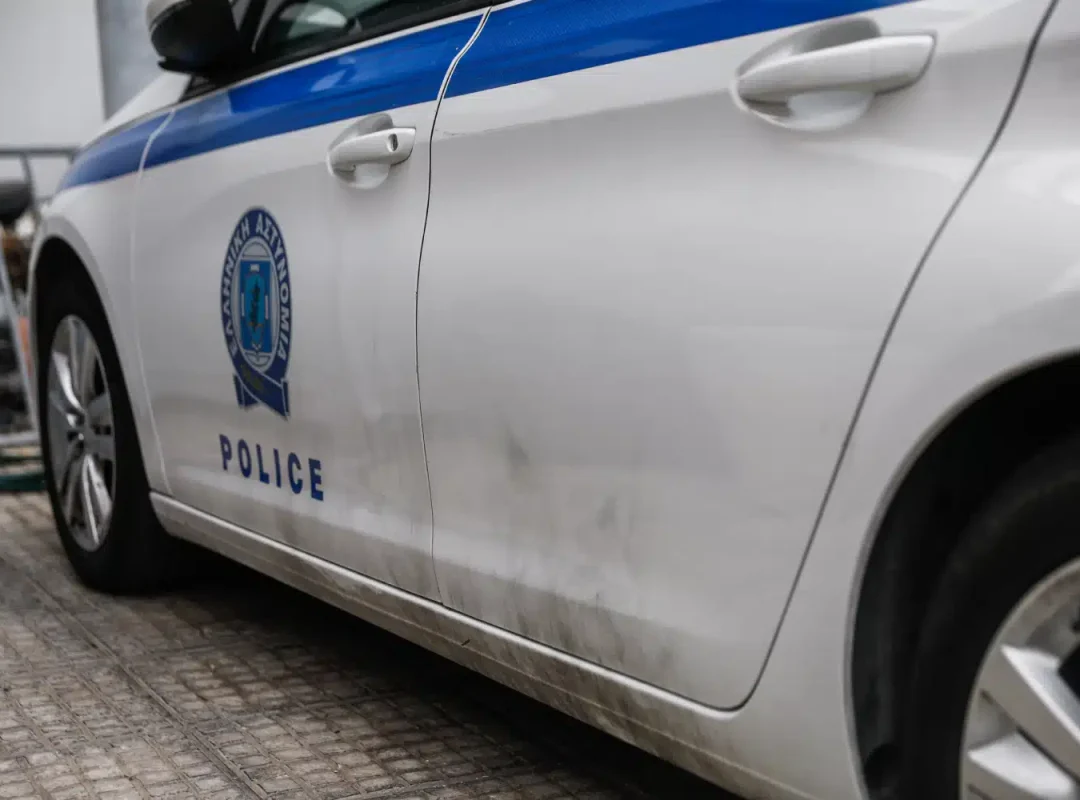 Αστυνομικός της Δίωξης Κυβερνοεγκλήματος κατά τη διερεύνηση υπόθεσης διαδικτυακών απειλών.