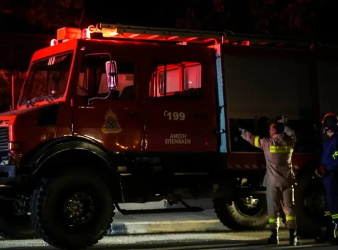 Φωτιά σε διαμέρισμα στη Γλυφάδα - Στις φλόγες και τρία οχήματα