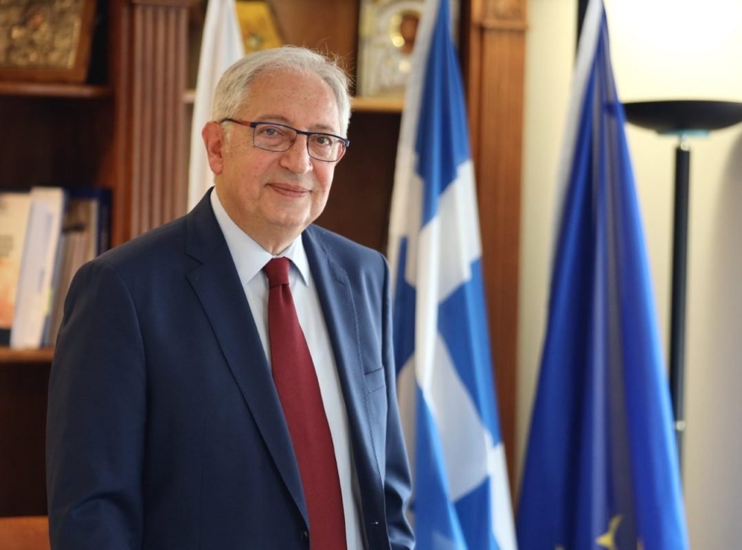 Ο δήμαρχος Αμαρουσίου Θεόδωρος Αμπατζόγλου συγχαίρει τους επιτυχόντες των Πανελλαδικών Εξετάσεων 2026.